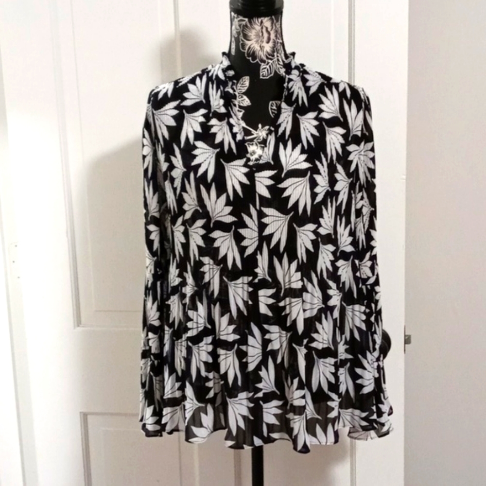 🆕️ 🖤Ann Taylor🖤 - Floral Pleated V-Neck L/S Top